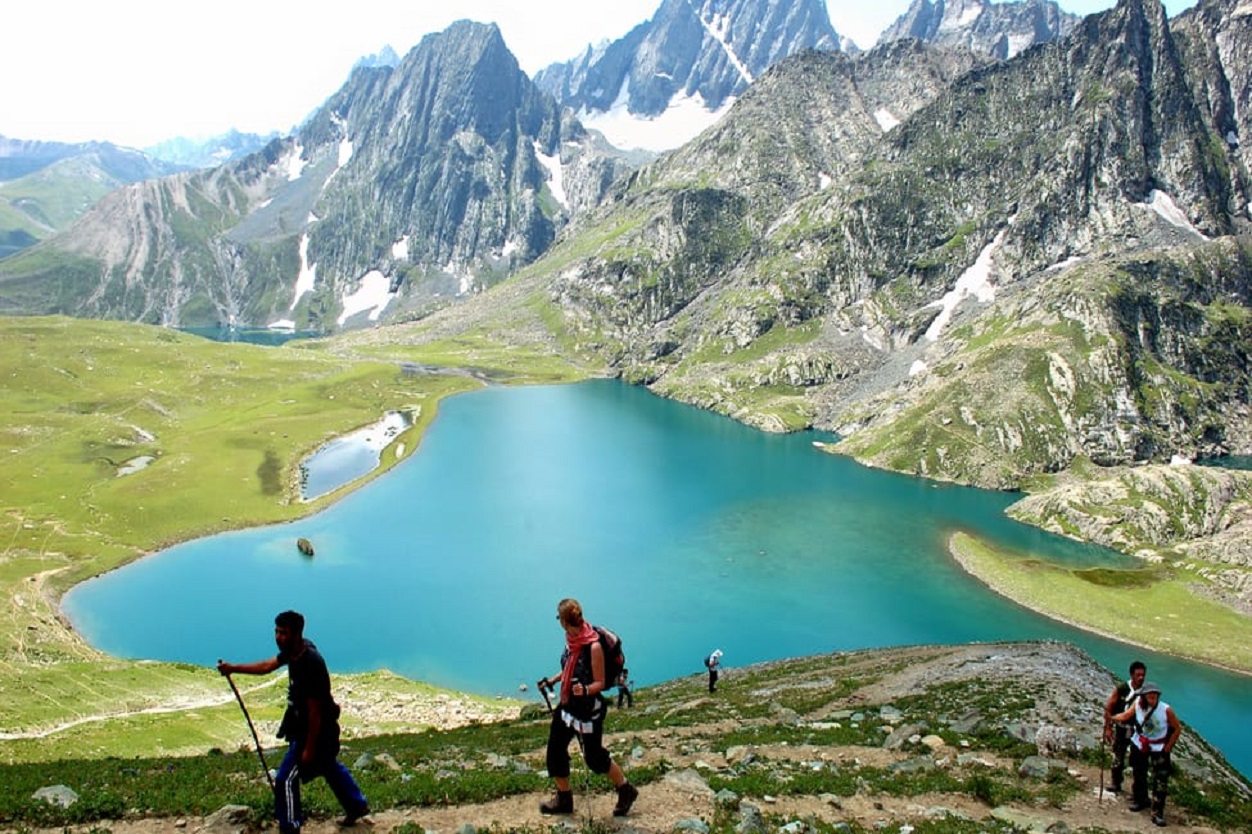 Read more about the article Aharbal Kounsarnag Lake Trek